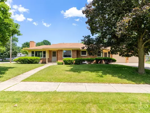 Exterior - 621 Preston Ave, Elgin, IL 60120 photo 2 of 3