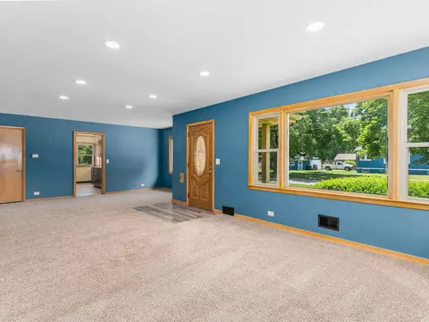 Living - 621 Preston Ave, Elgin, IL 60120 photo 3 of 5