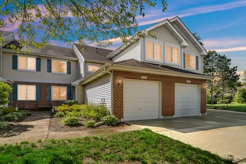 215 Sierra Pass Dr #4, Schaumburg, IL 60195