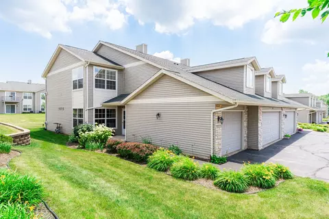 966 Kelly Ln #966, Sycamore, IL 60178