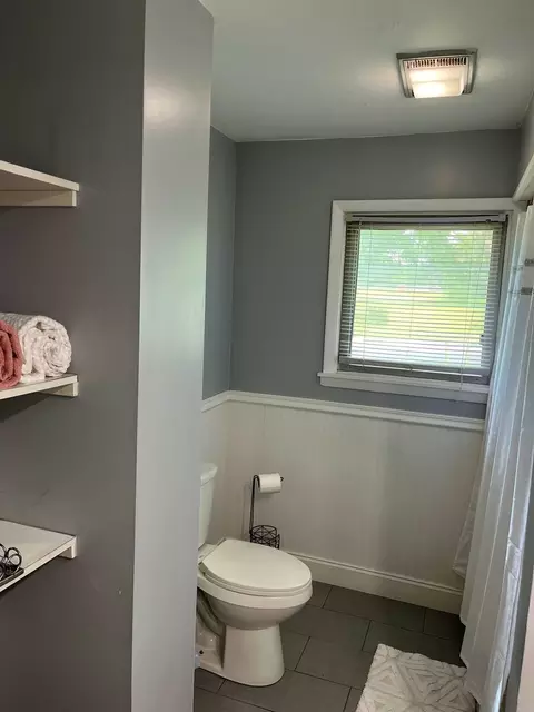 Bath - 420 Waverly Dr, Elgin, IL 60120 photo 1 of 3