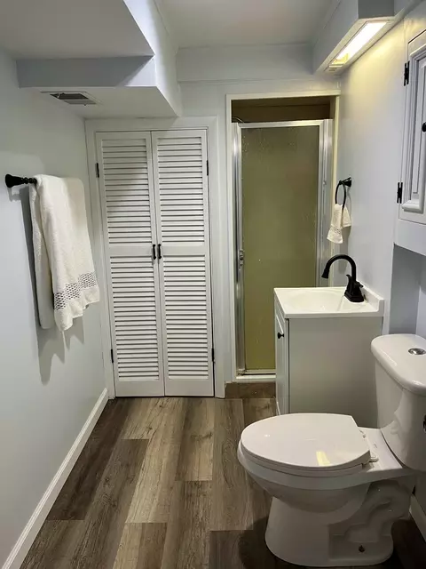 Bath - 420 Waverly Dr, Elgin, IL 60120 photo 3 of 3
