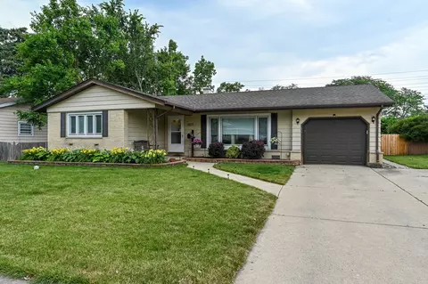1077 Hartford Ln, Elk Grove Village, IL 60007