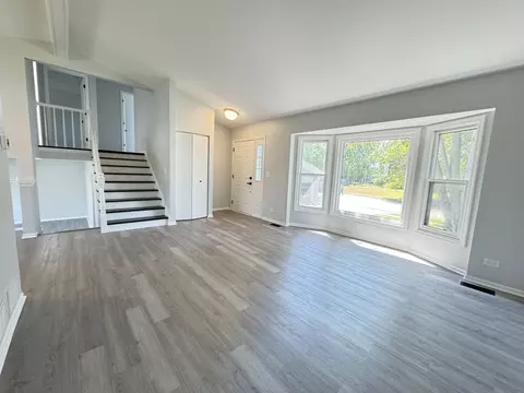 1098 Pear Tree Ln, Wheeling, IL 60090 photo 2