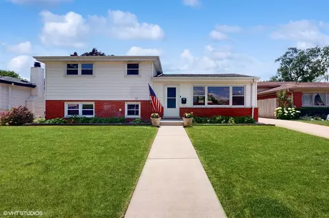 135 Lancaster Ln, Des Plaines, IL 60018