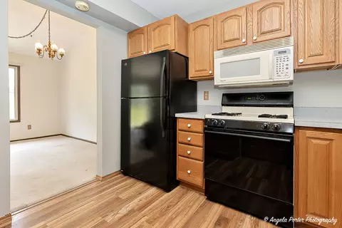 Kitchen - 600 Devonshire Ct #A, Mchenry, IL 60050 photo 2 of 2