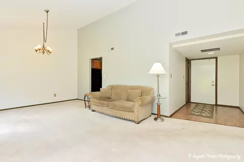 Living - 600 Devonshire Ct #A, Mchenry, IL 60050 photo 2 of 5