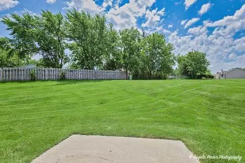 Exterior - 600 Devonshire Ct #A, Mchenry, IL 60050 photo 3 of 4