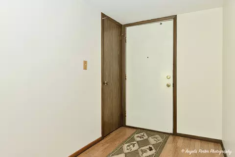 Entry Way - 600 Devonshire Ct #A, Mchenry, IL 60050 photo 1 of 2