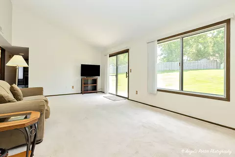 Living - 600 Devonshire Ct #A, Mchenry, IL 60050 photo 3 of 5