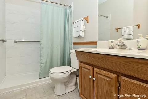 Bath - 600 Devonshire Ct #A, Mchenry, IL 60050 photo 1 of 2