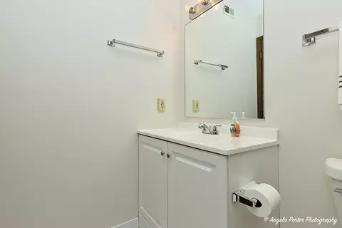 Bath - 600 Devonshire Ct #A, Mchenry, IL 60050 photo 2 of 2