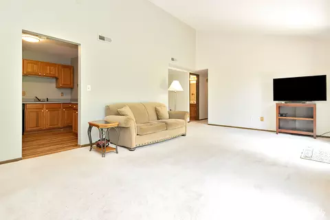 Living - 600 Devonshire Ct #A, Mchenry, IL 60050 photo 4 of 5