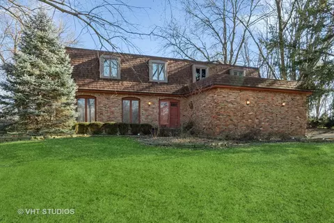1 S555 Cotuit Ct, Glen Ellyn, IL 60137
