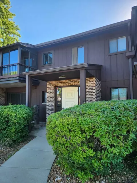 56 Pier Dr #103, Westmont, IL 60559