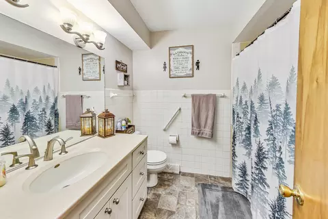 Bath - 1660 Lin Lor Ct, Elgin, IL 60123 photo 2 of 3
