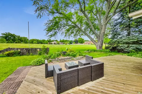 Exterior - 1660 Lin Lor Ct, Elgin, IL 60123 photo 4 of 10