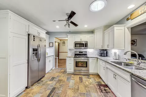 Kitchen - 1660 Lin Lor Ct, Elgin, IL 60123 photo 1 of 3
