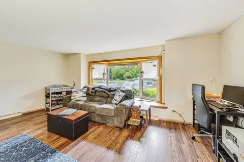 Living - 1660 Lin Lor Ct, Elgin, IL 60123 photo 2 of 5