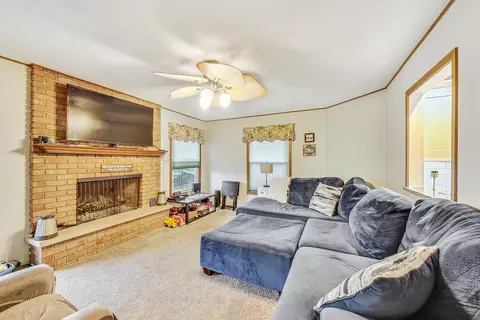 Living - 1660 Lin Lor Ct, Elgin, IL 60123 photo 4 of 5