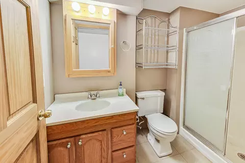 Bath - 1660 Lin Lor Ct, Elgin, IL 60123 photo 3 of 3