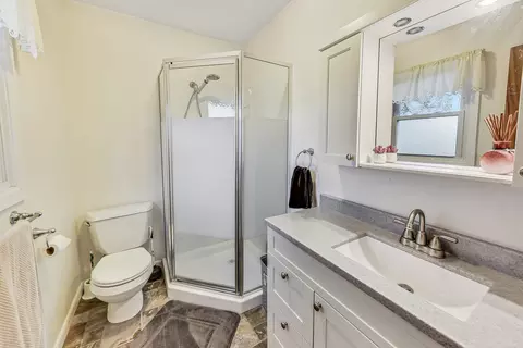 Bath - 1660 Lin Lor Ct, Elgin, IL 60123 photo 1 of 3