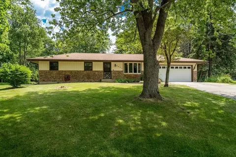4655 Scenic Dr, Rockford, IL 61109