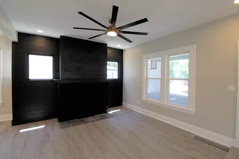 Living - 556 S Evergreen Ave, Kankakee, IL 60901 photo 3 of 4