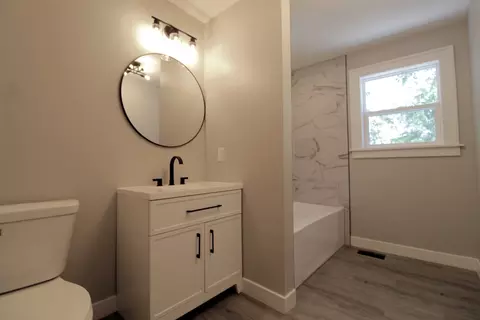 Bath - 556 S Evergreen Ave, Kankakee, IL 60901 photo 5 of 7