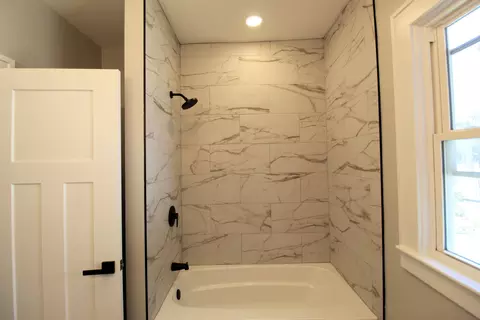 Bath - 556 S Evergreen Ave, Kankakee, IL 60901 photo 1 of 7