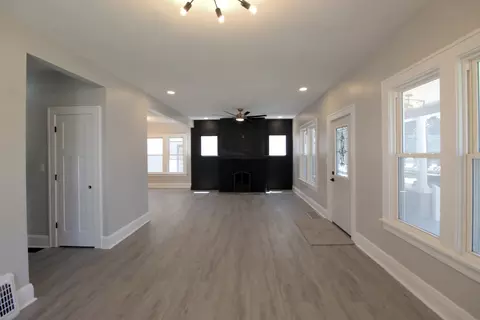 Living - 556 S Evergreen Ave, Kankakee, IL 60901 photo 2 of 4
