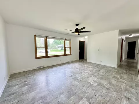 Living - 980 Deborah Ave, Elgin, IL 60123 photo 2 of 7
