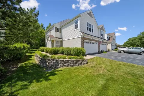 1529 Glacier Trl, Carpentersville, IL 60110
