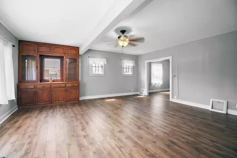Living - 306 E Cherry St, Watseka, IL 60970 photo 5 of 8
