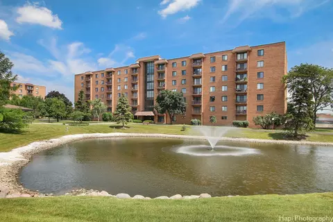 1717 W Crystal Ln #303, Mount Prospect, IL 60056
