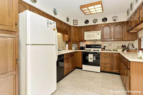 Kitchen - 24837 W Crabtree Ln, Ingleside, IL 60041 photo 2 of 5