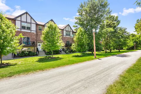 136 S Myrtle Ave, Villa Park, IL 60181