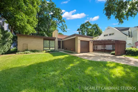 654 Essex Rd, Glen Ellyn, IL 60137