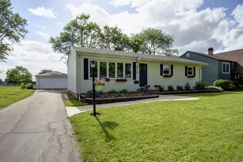414 Westwood Dr, Wheaton, IL 60187