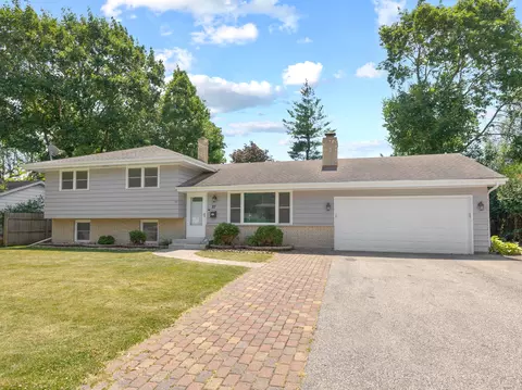 27 E James Way, Cary, IL 60013