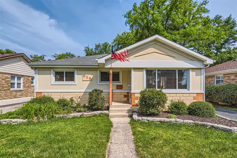 916 Mckinley Ave, Mundelein, IL 60060