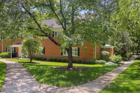 906 Chanticleer Ln #906, Hinsdale, IL 60521
