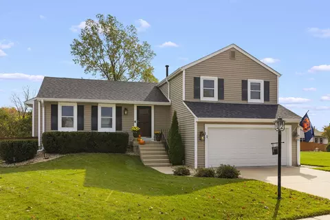 11 Kensington Ct, Streamwood, IL 60107
