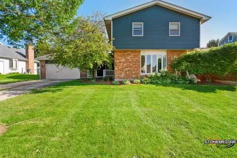3205 W Bretons Dr, Mchenry, IL 60050
