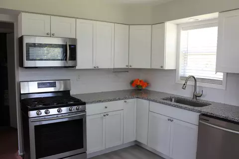 Kitchen - 98 Fox Ln, Wheeling, IL 60090 photo 2 of 4