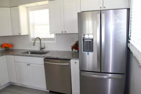 Kitchen - 98 Fox Ln, Wheeling, IL 60090 photo 3 of 4