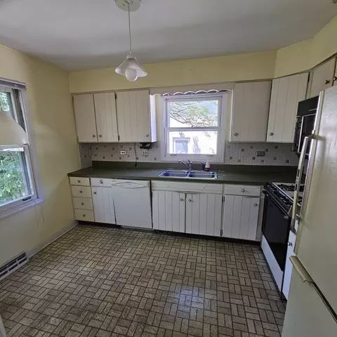 Kitchen - 400 E Allison St, Elmhurst, IL 60126 photo 1 of 1