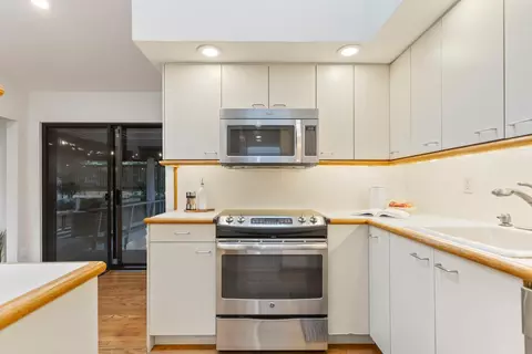 Kitchen - 6 Willowbrook Ct, Champaign, IL 61820 photo 4 of 5