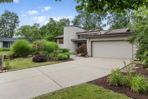 Exterior - 6 Willowbrook Ct, Champaign, IL 61820 photo 3 of 12
