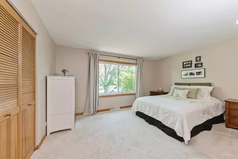 Bedroom - 935 Harrison Ln, Hoffman Estates, IL 60192 photo 1 of 6